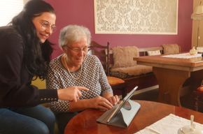 "Dorf.Gesundheit.Digital" in Sandebeck - Pflegelotsin Gudrun Fleischmann zeigt der Seniorin Monika Otto eine Anwendung auf dem Tablet